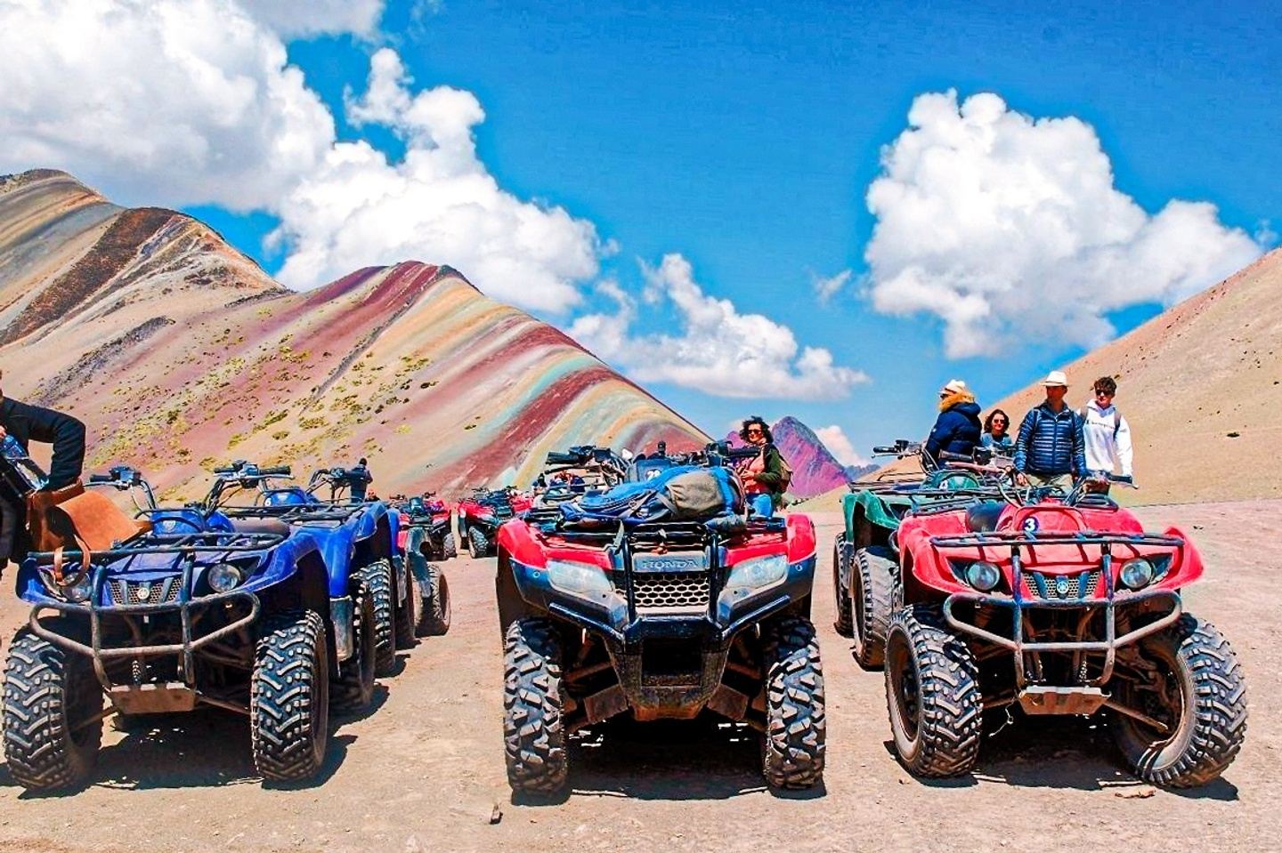 montaña de colores en cuatrimotos