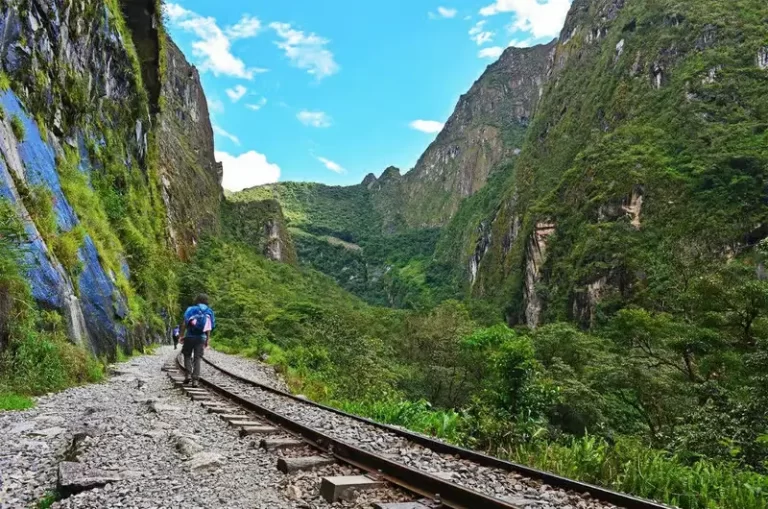 Cusco to Machu Picchu via Hidroelectrica: Route, Costs and Tips